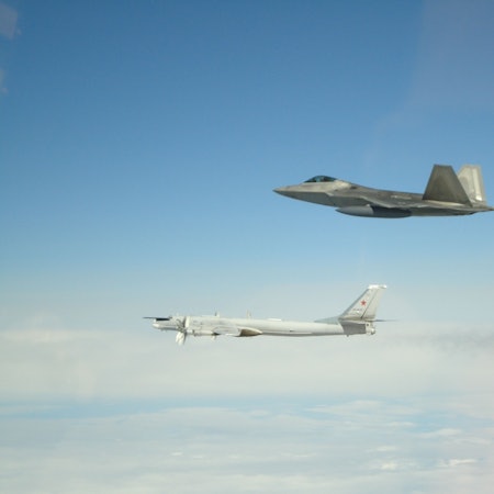 Das vom Nordamerikanischen Luft- und Weltraum-Verteidigungskommando (NORAD) zur Verfügung gestellte Foto zeigt einen US-Kampfjet vom Typ F-22 neben einem russischen TU-95 Bomber. (Symbolbild)