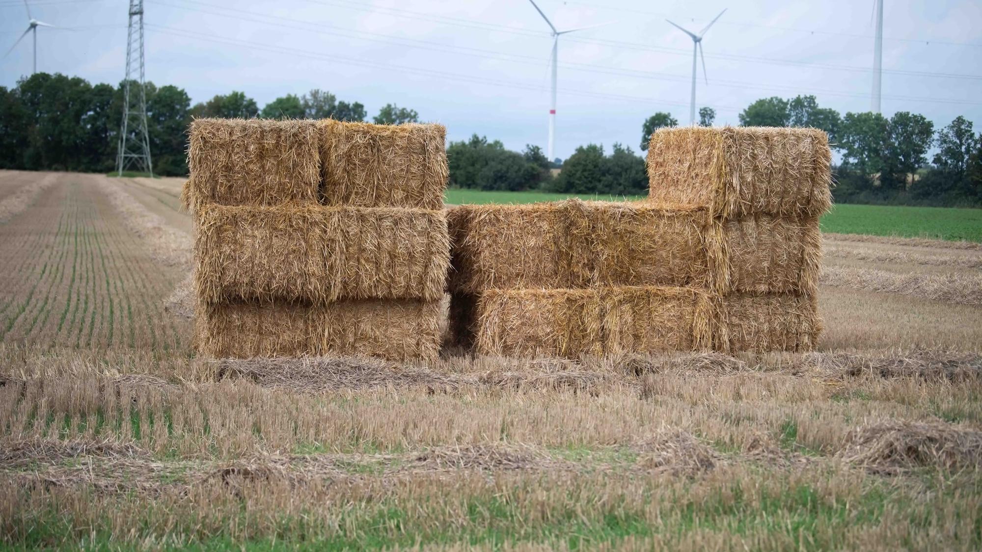 Das Bild zeigt die vom Landwirt geretteten Strohballen.