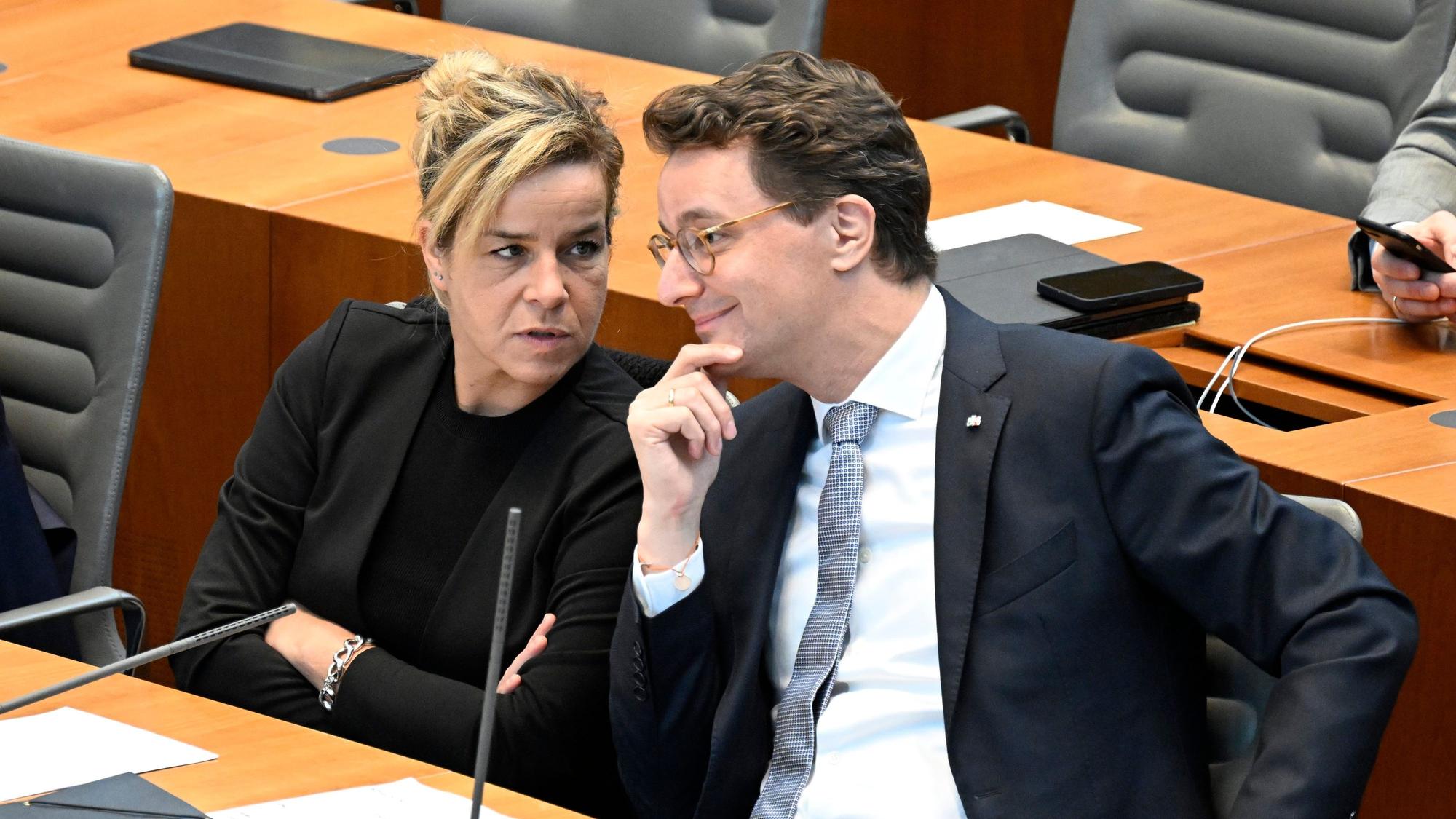 Hendrik Wüst (CDU), Ministerpräsident von Nordrhein-Westfalen, spricht mit seiner Stellvertreterin, Wirtschaftsministerin Mona Neubaur, l, (Grüne) während einer Plenarsitzung.