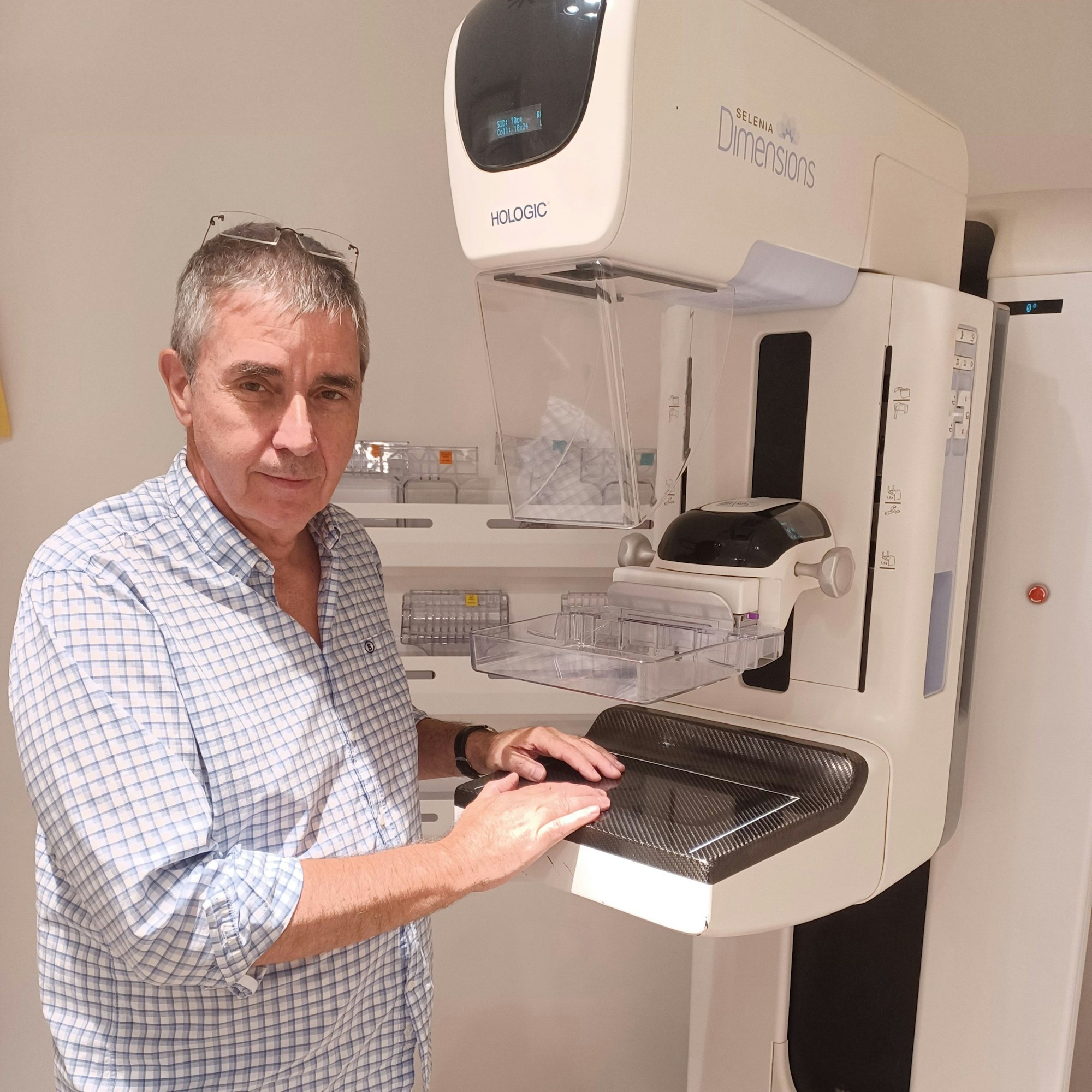 Joachim Ripplinger vom Brustdiagnostischen Zentrum Mamonova in Köln-Deutz steht am Untersuchungsgerät.