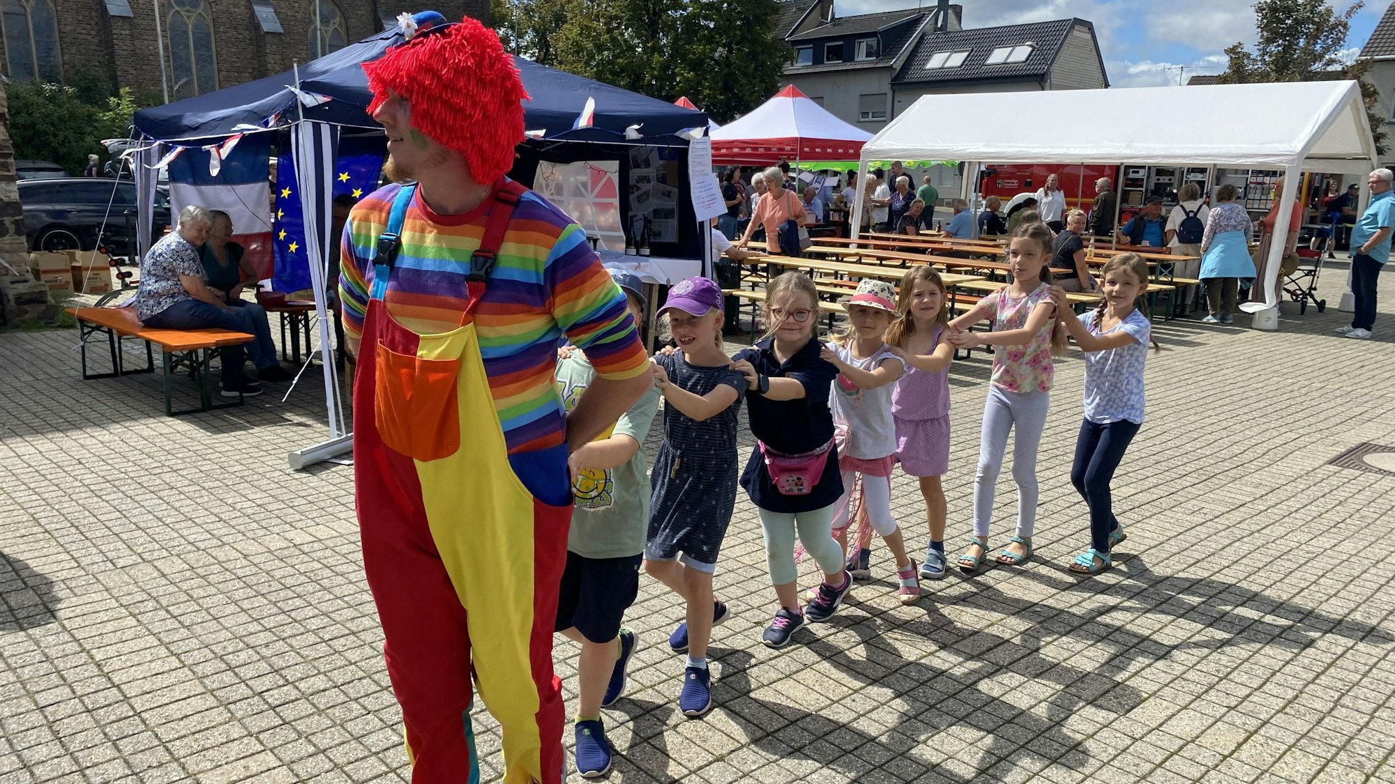 Beim Dorffest in Odendorf sorgte unter anderem ein Clown, hier vorne im Bild, für Stimmung.