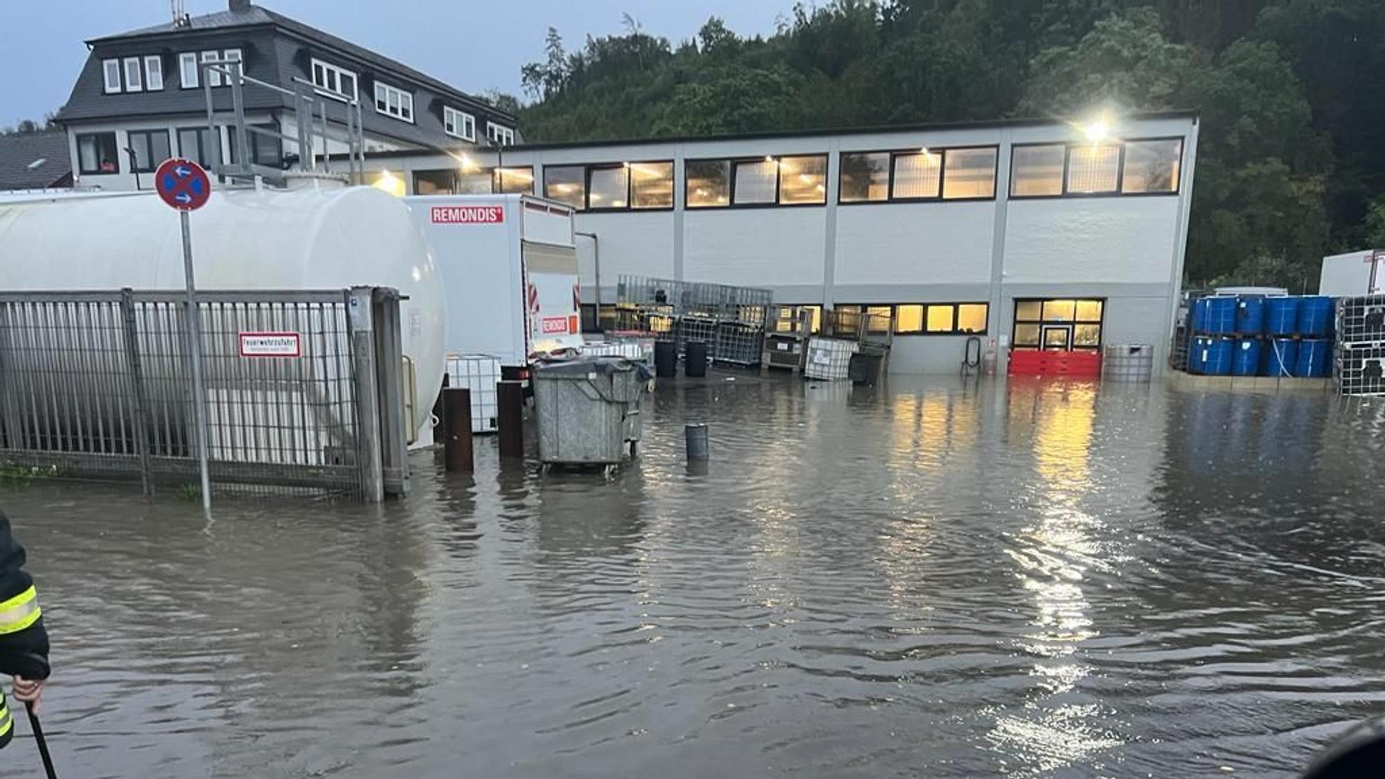 Außenansicht auf eine Firma, deren Hallen unter Wasser stehen.