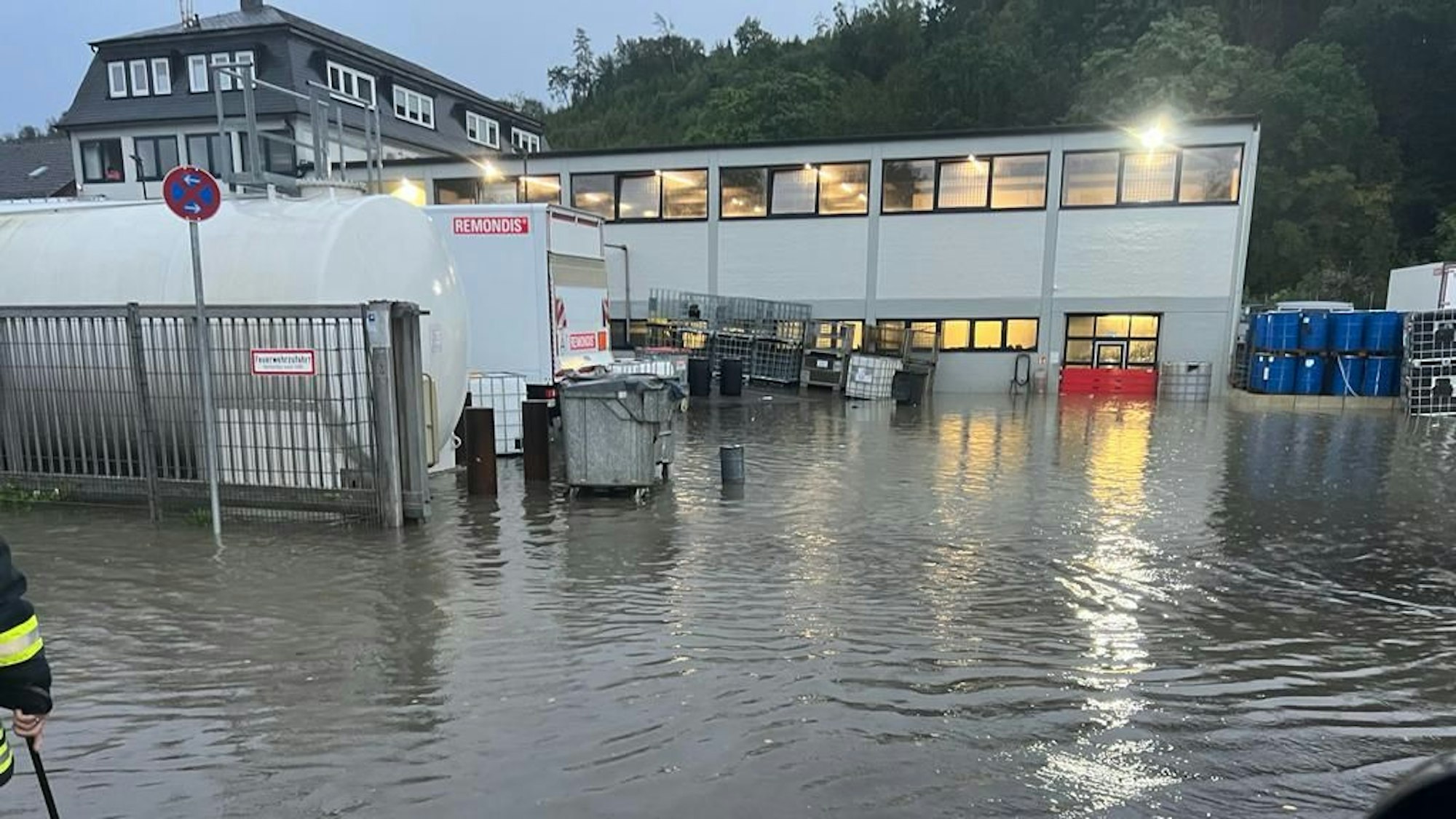 Außenansicht auf eine Firma, deren Hallen unter Wasser stehen.