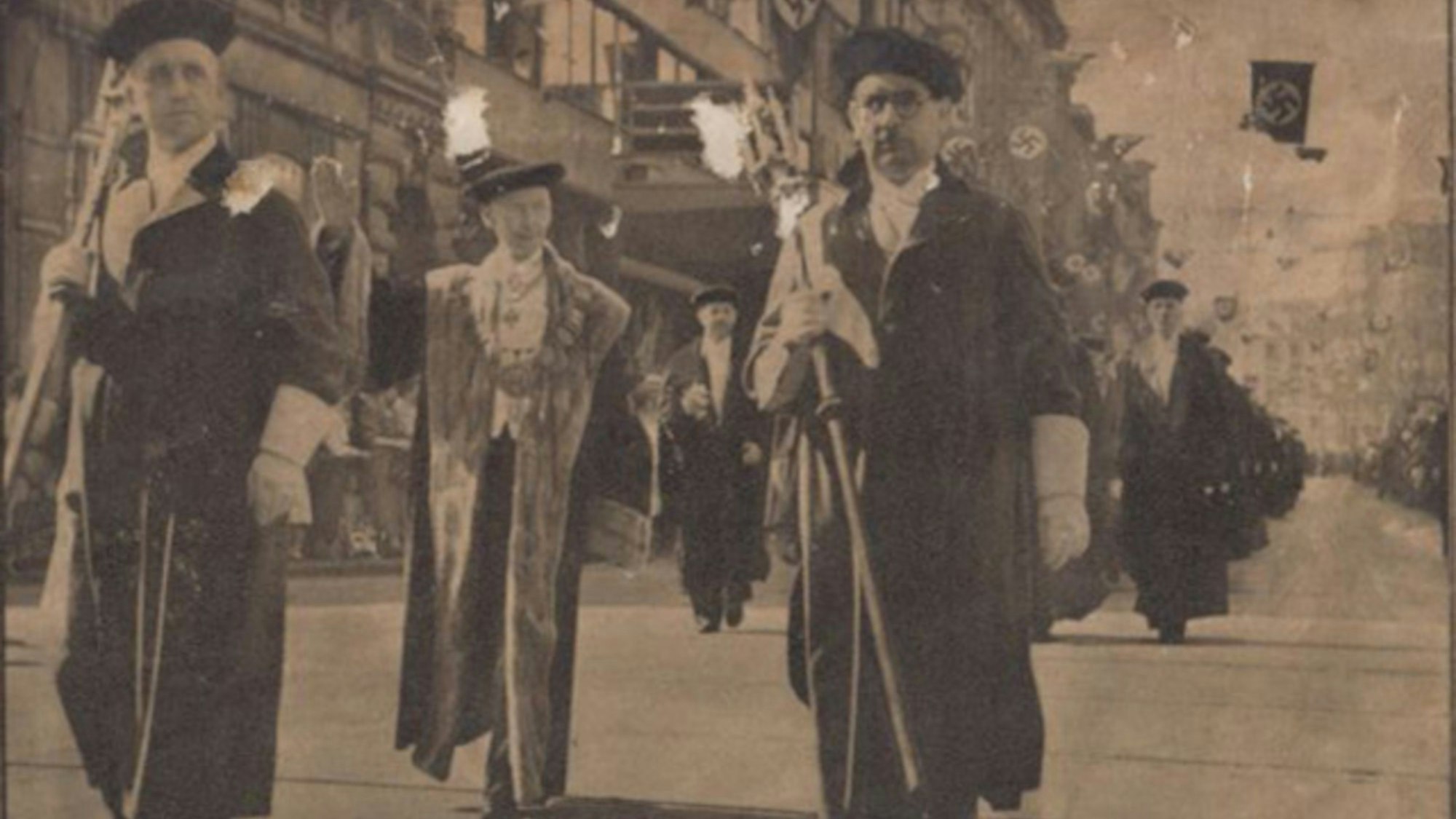 Männer ziehen über eine Straße.