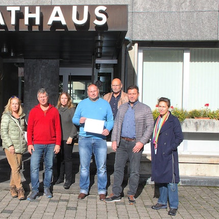 Das Bild vom Oktober 2022 zeigt eine Gruppe Menschen vor dem Blankenheimer Rathaus. Damals haben sie ihr Bürgerbegehren angemeldet.