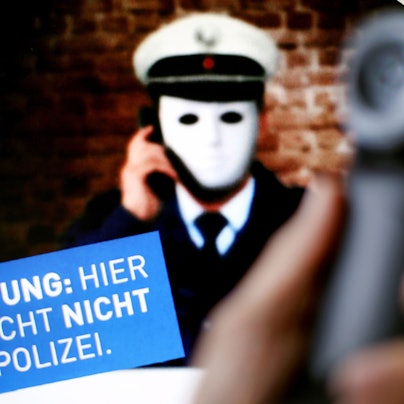 ILLUSTATION - Ein Telefonhörer ist am 11.10.2017 in Düsseldorf (Nordrhein-Westfalen) vor einem Plakat der Polizei NRW mit der Aufschrift "Achtung: Hier spricht nicht die Polizei" zu sehen. Das Plakat der Polizei warnt vor Betrügern, die sich am Telefon als Polizisten ausgeben.