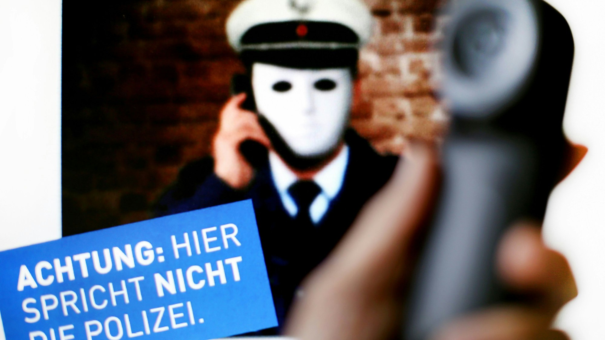ILLUSTATION - Ein Telefonhörer ist am 11.10.2017 in Düsseldorf (Nordrhein-Westfalen) vor einem Plakat der Polizei NRW mit der Aufschrift "Achtung: Hier spricht nicht die Polizei" zu sehen. Das Plakat der Polizei warnt vor Betrügern, die sich am Telefon als Polizisten ausgeben.
