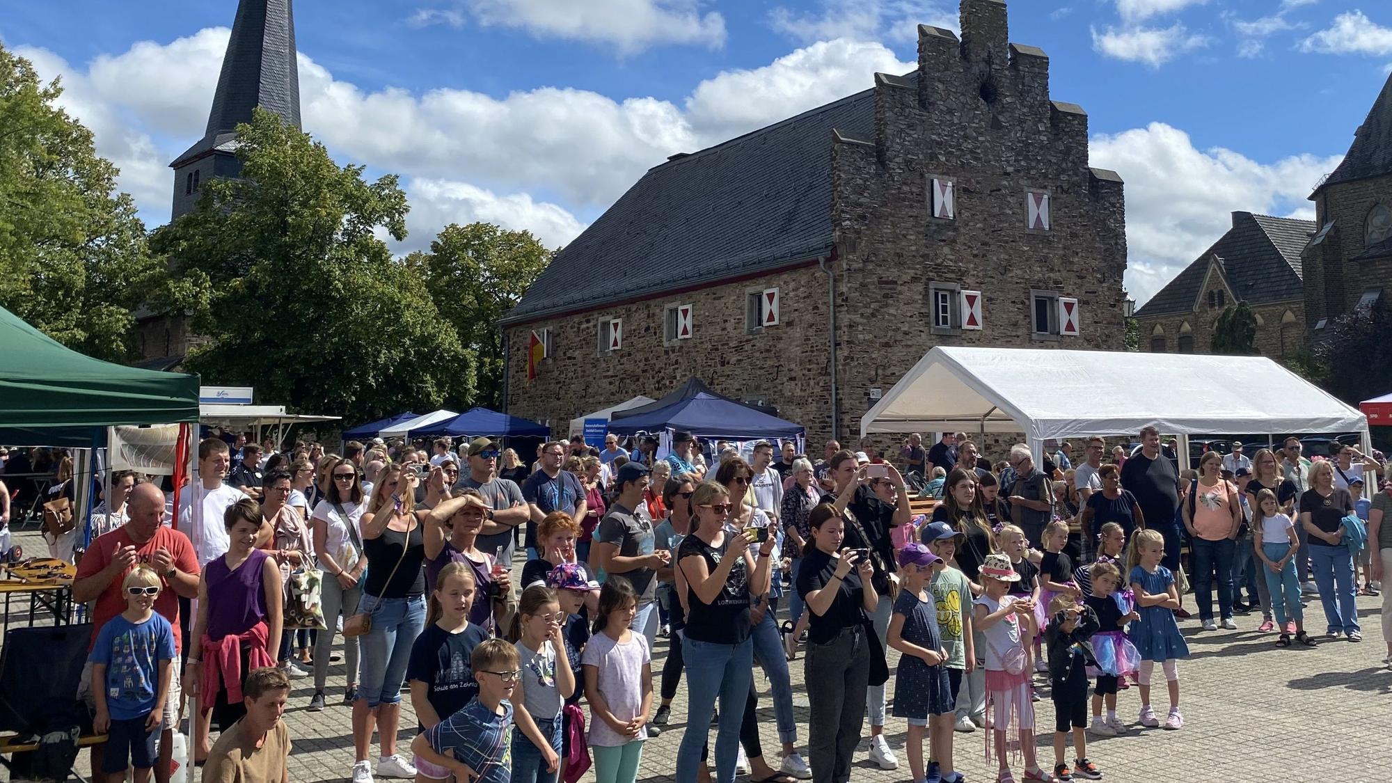 Bestens besucht war das diesjährige Dorffest: Viele Besucher stehen auf dem Zehnthofplatz.