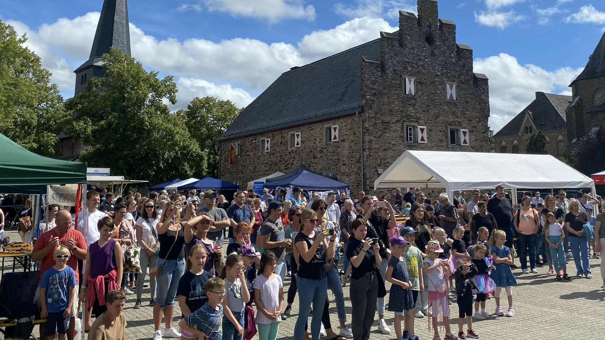 Bestens besucht war das diesjährige Dorffest: Viele Besucher stehen auf dem Zehnthofplatz.