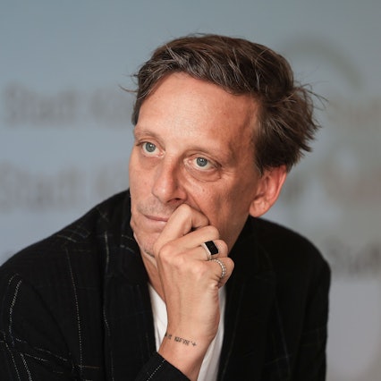 Kay Voges, zukünftiger Intendant des Kölner Schauspiel, spricht auf der Pressekonferenz.