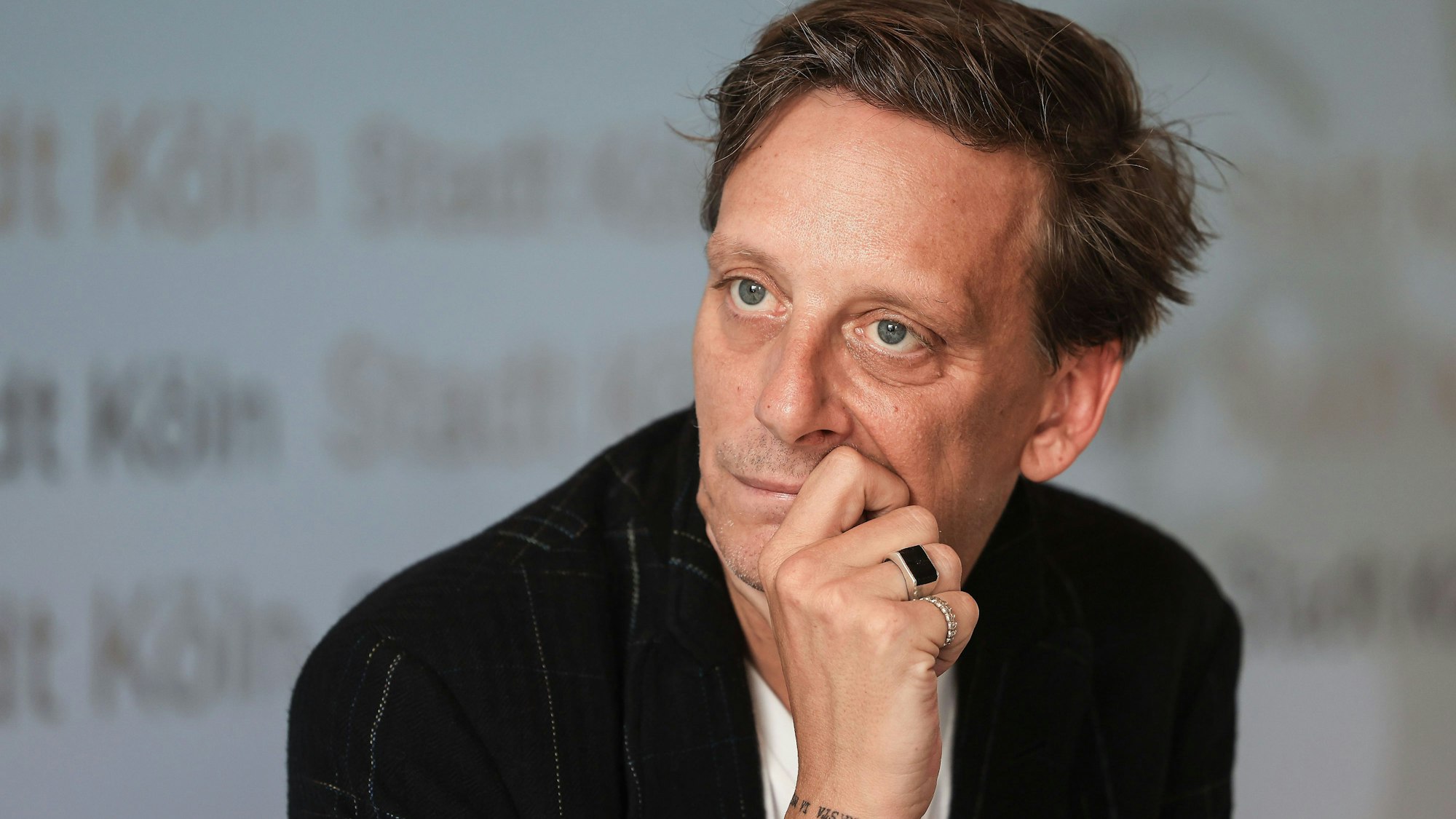 Kay Voges, zukünftiger Intendant des Kölner Schauspiel, spricht auf der Pressekonferenz.