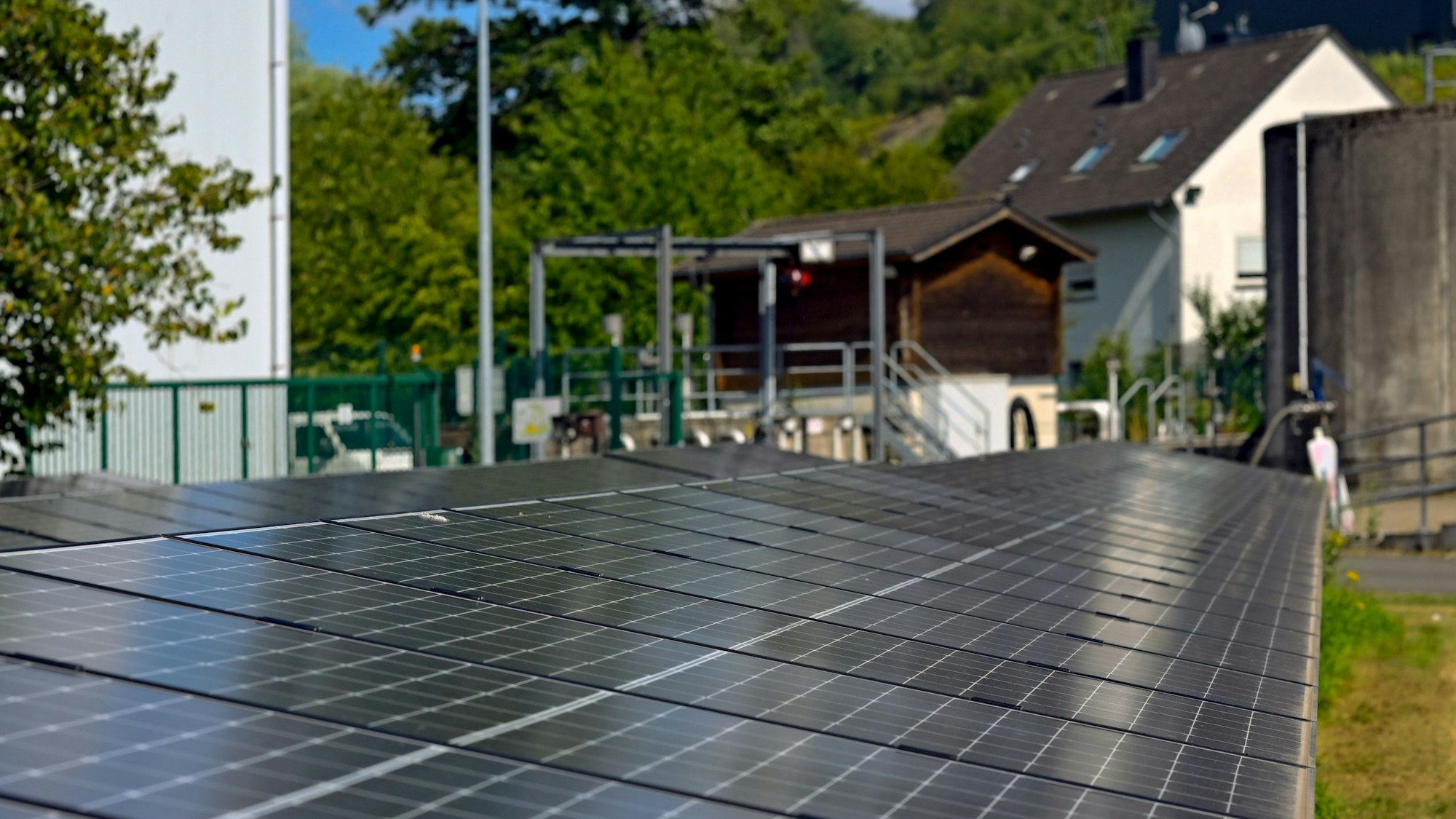 Blick auf Freiflächen PV-Anlagen des Aggerverbandes.