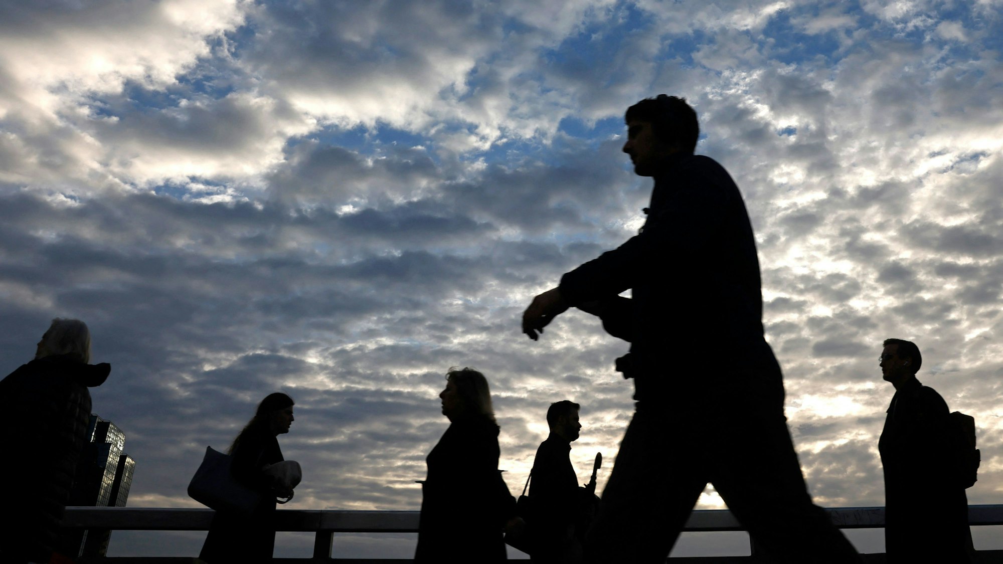 Fußgänger laufen über die London Bridge in London. (Symbolbild)