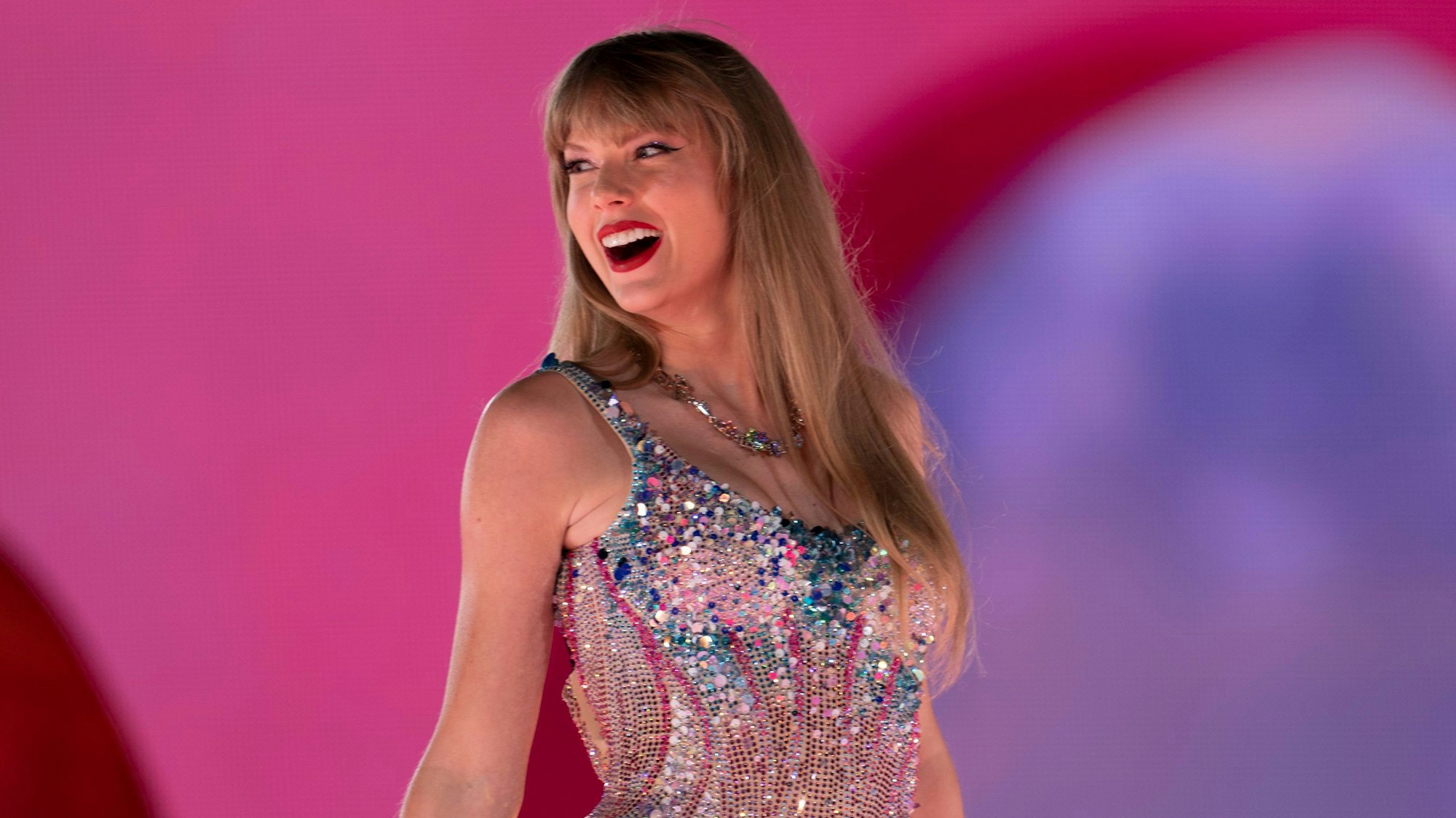 Taylor Swift steht auf einer Bühne.