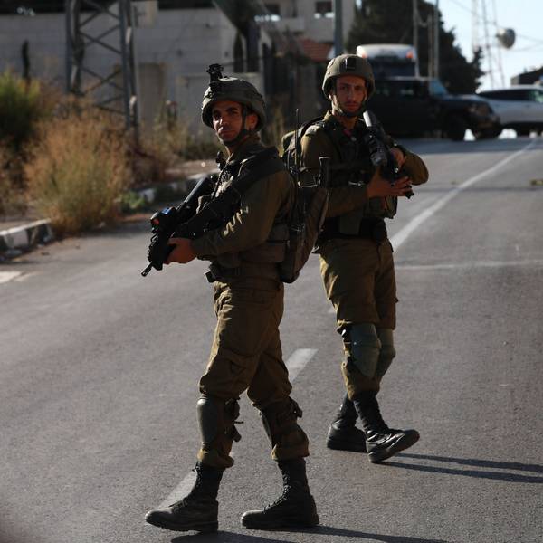25.07.2023, Palästinensische Gebiete, Nablus: Israelische Soldaten blockieren die Straße, an der mehrere Palästinenser bei einem Zusammenstoß mit israelischen Streitkräften starben.