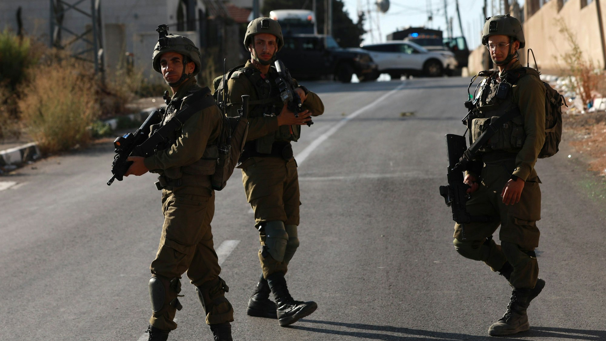 25.07.2023, Palästinensische Gebiete, Nablus: Israelische Soldaten blockieren die Straße, an der mehrere Palästinenser bei einem Zusammenstoß mit israelischen Streitkräften starben.