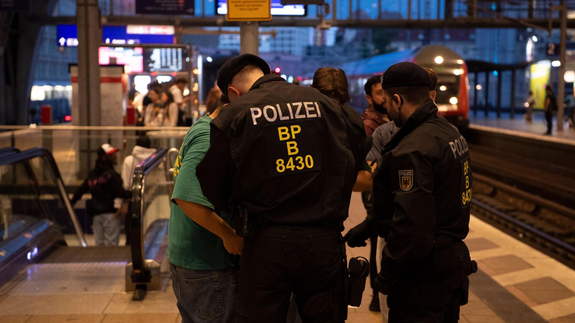 Bundespolizisten überprüfen am Bahnhof Alexanderplatz einen Mann.