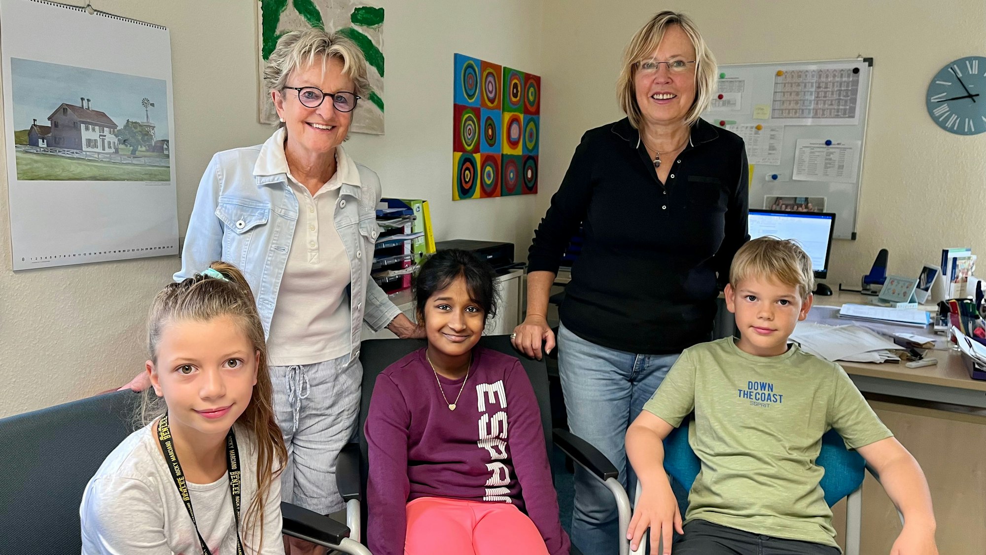 Doris Weiske und Schulleiterin Gariele Berger mit den Kindern Zoi, Maya und Bastian (v.l.)
