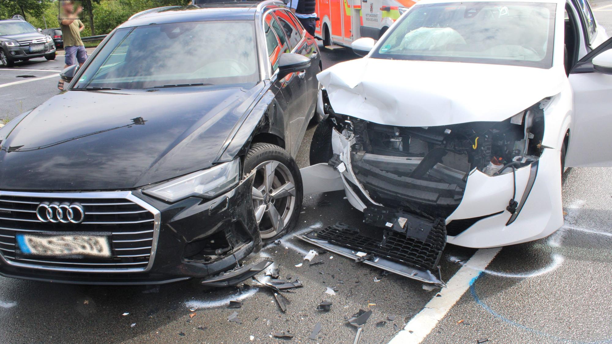 Bei einem Verkehrsunfall in Sankt Augustin-Buisdorf sind am Montag, 14. August 2023, zwei Autos zusammengestoßen. Eine 56 Jahre alte Frau wurde schwer verletzt.