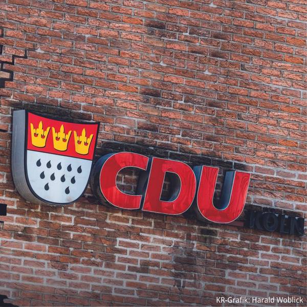 Die Fotomontage zeigt eine Backsteinwand, die einen Riss hat. Auf je einer Seite hängt das Logo von den Grünen und der CDU.