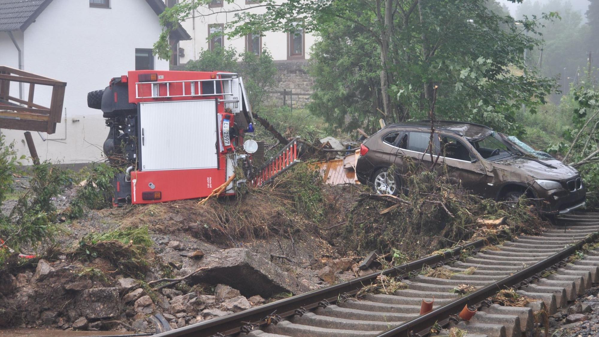 Das Bild zeigt unter anderem ein zerstörtes Feuerwehrfahrzeug aus Wahlen.