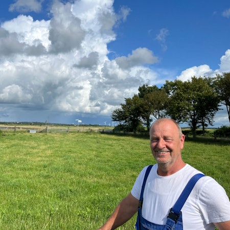 „Die Windmühle ist das Geilste, was es gibt“: Landwirt Hauke Kühn und die 12-kW-Anlage – ein „Familienprojekt“, wie er betont.