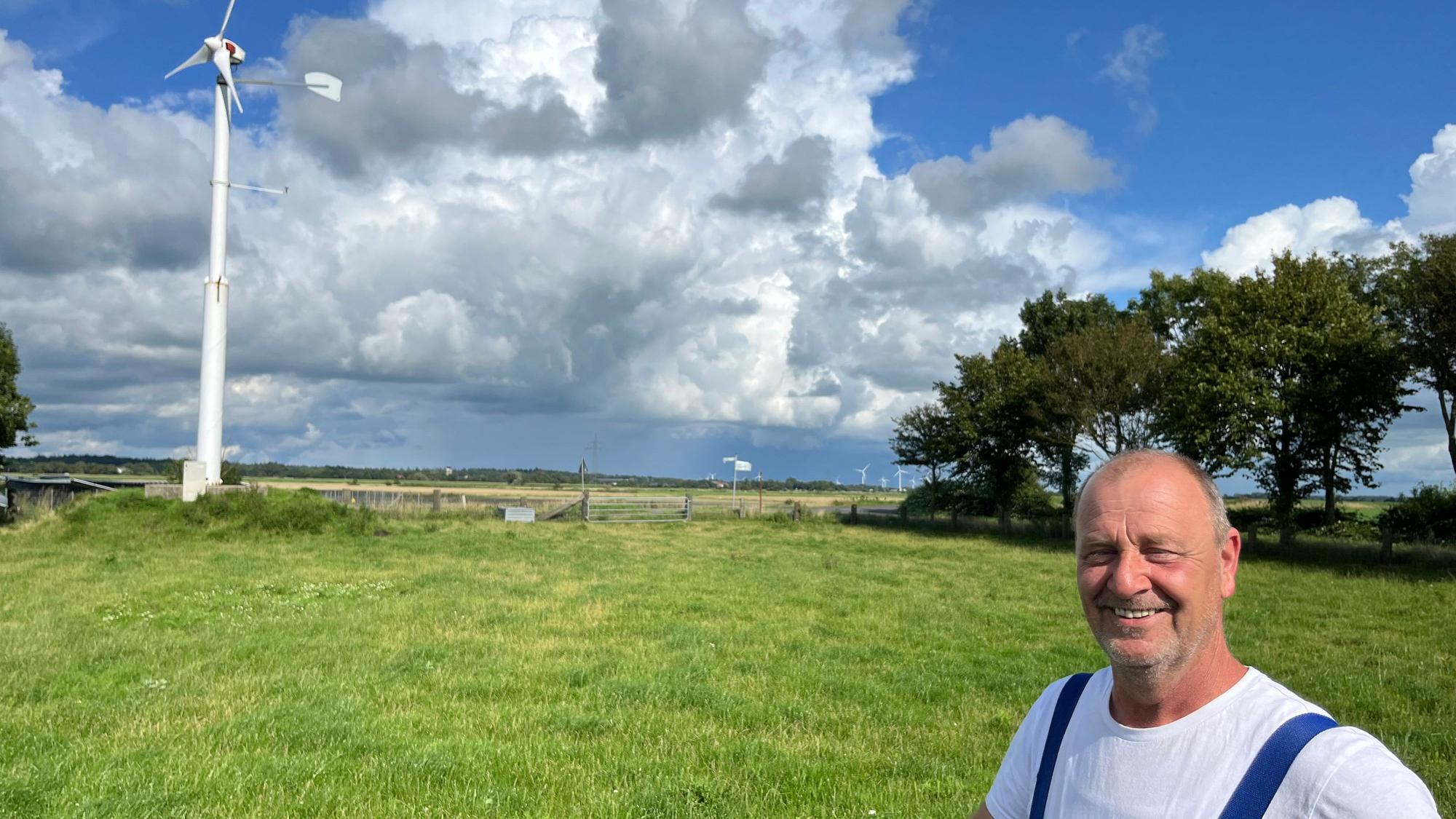 „Die Windmühle ist das Geilste, was es gibt“: Landwirt Hauke Kühn und die 12-kW-Anlage – ein „Familienprojekt“, wie er betont.