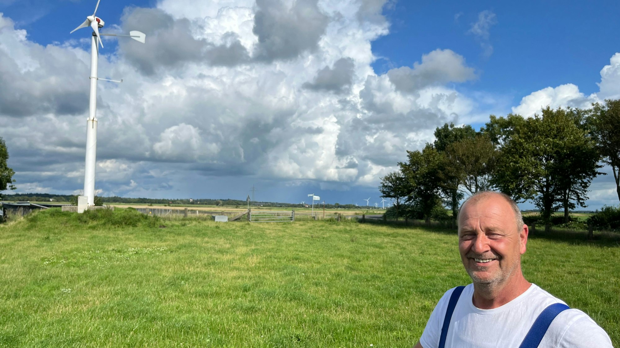 „Die Windmühle ist das Geilste, was es gibt“: Landwirt Hauke Kühn und die 12-kW-Anlage – ein „Familienprojekt“, wie er betont.