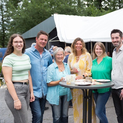 Aktuelle und ehemalige Siedler feiern auf dem Hof Schöler 70 Jahre Eichenstraße.