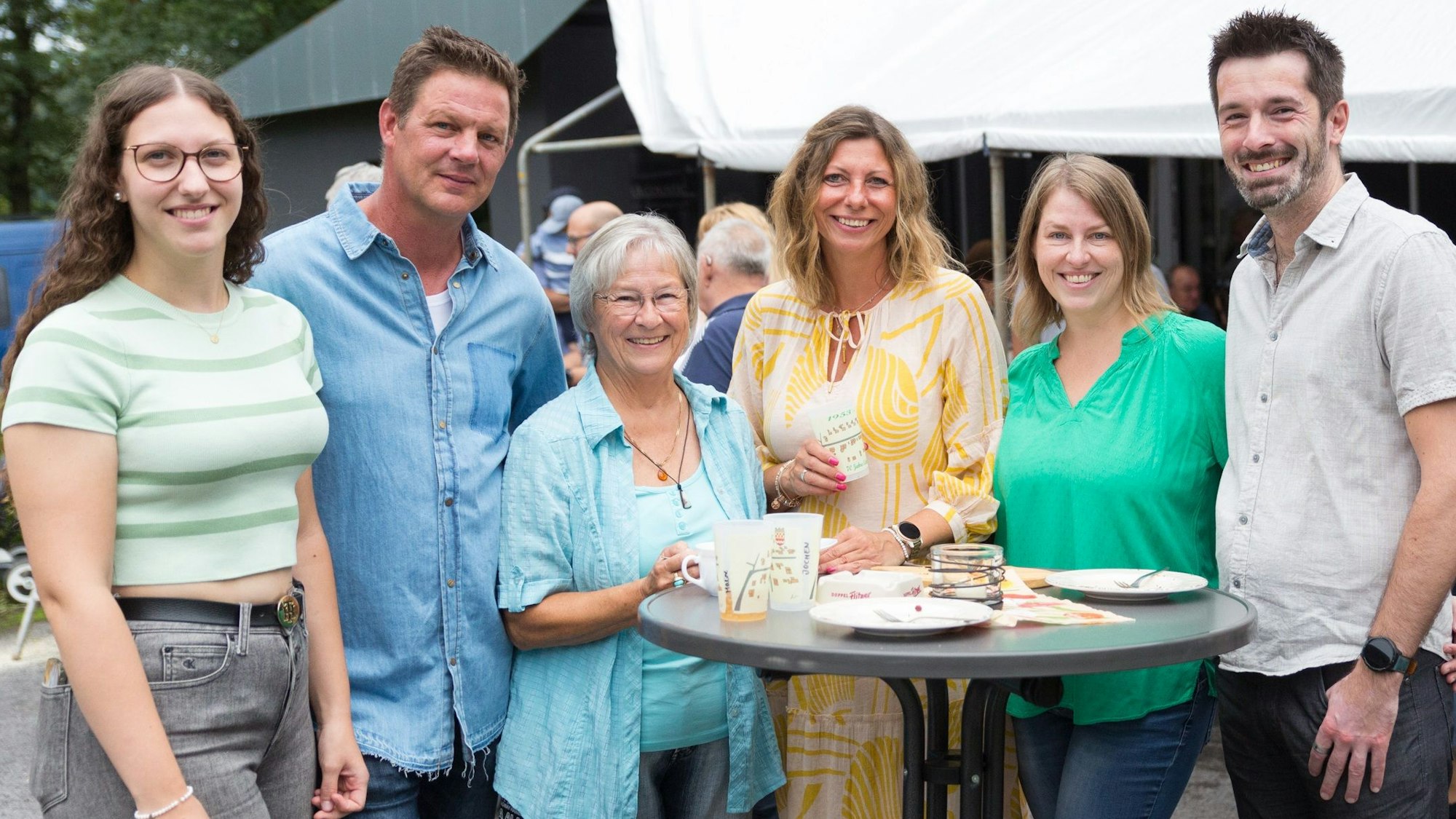 Aktuelle und ehemalige Siedler feiern auf dem Hof Schöler 70 Jahre Eichenstraße.