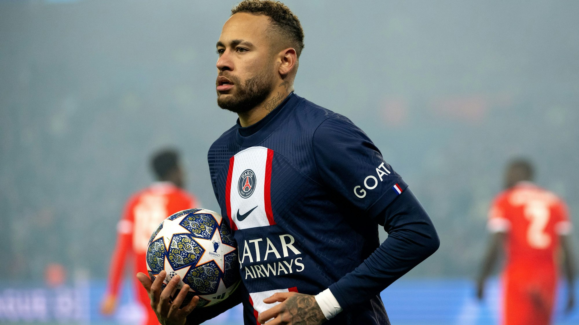 Neymar Jr hält einen Ball in der Hand.