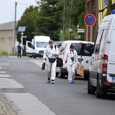 Das Bild zeigt zwei Beamte der Bonner Mordkommission, wie sie über die Straße gehen.
