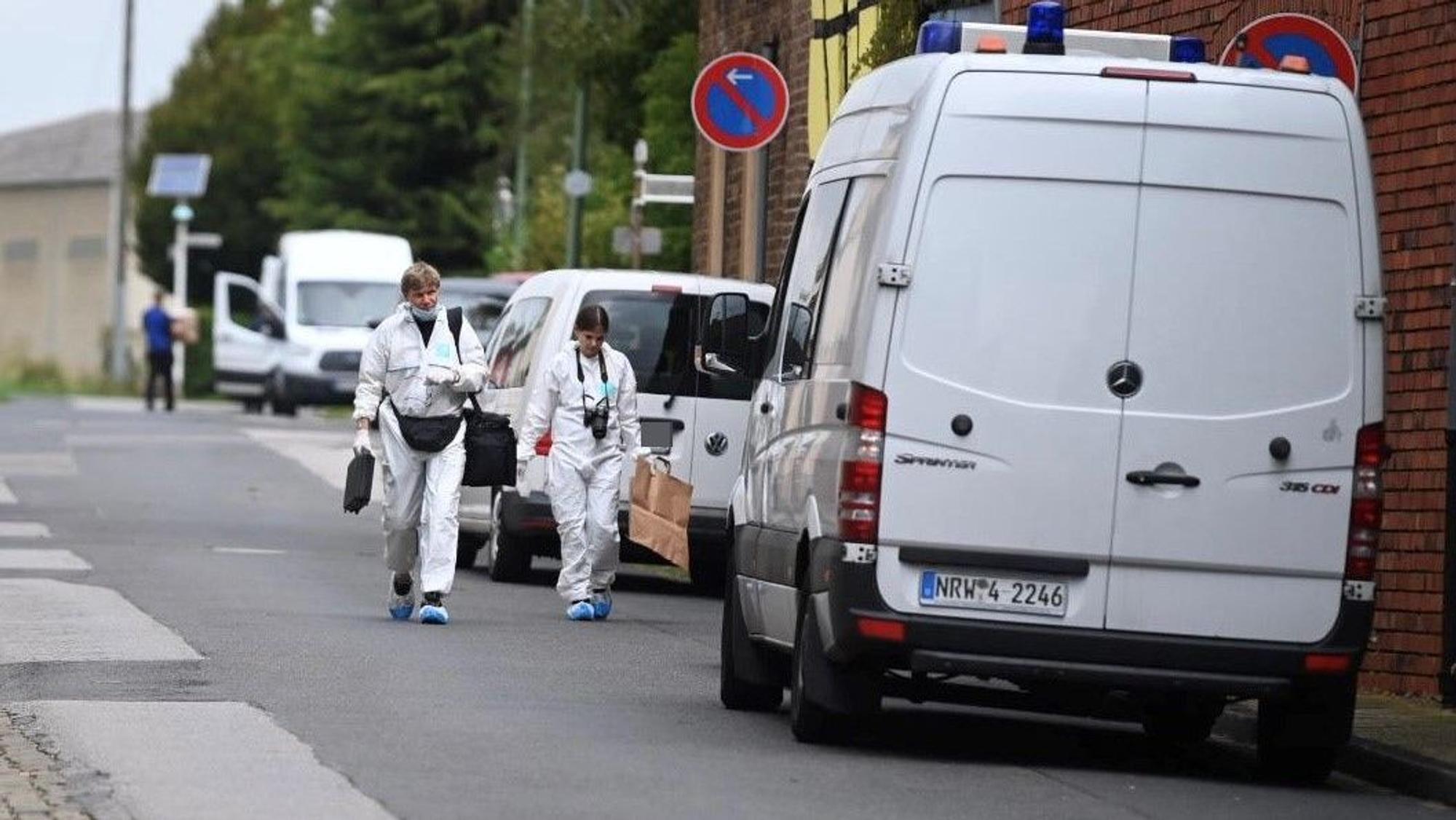 Das Bild zeigt zwei Ermittler der Bonner Mordkommission vor der Hofanlage in Füssenich.