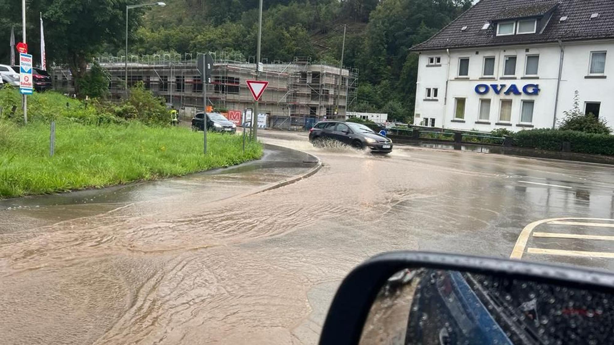 Eine Verkehrsstraße ist nach Starkregen überflutet.