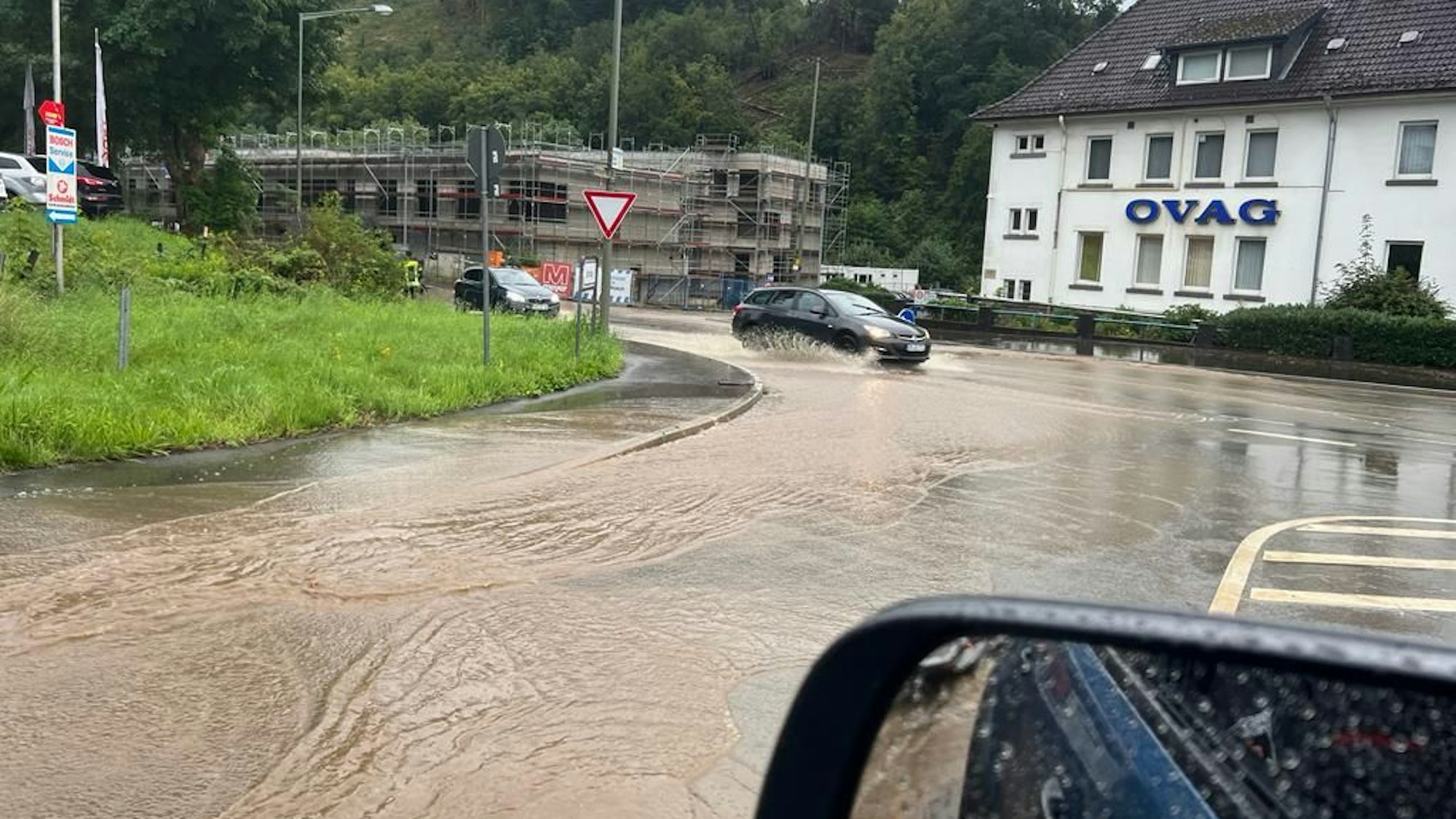 Eine Verkehrsstraße ist nach Starkregen überflutet.