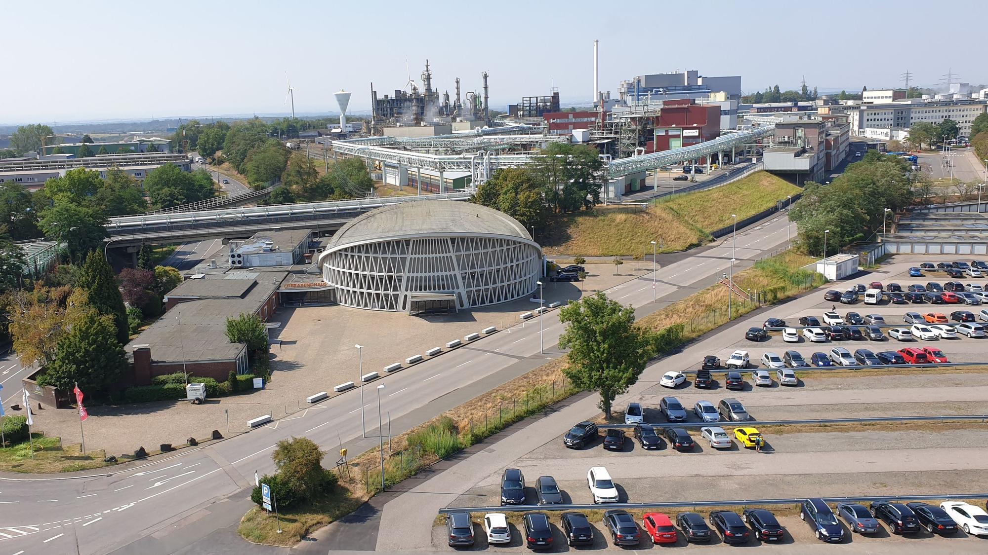 Eine Ansicht des Chemieparks mit Feierabendhaus aus der Vogelperspektive.