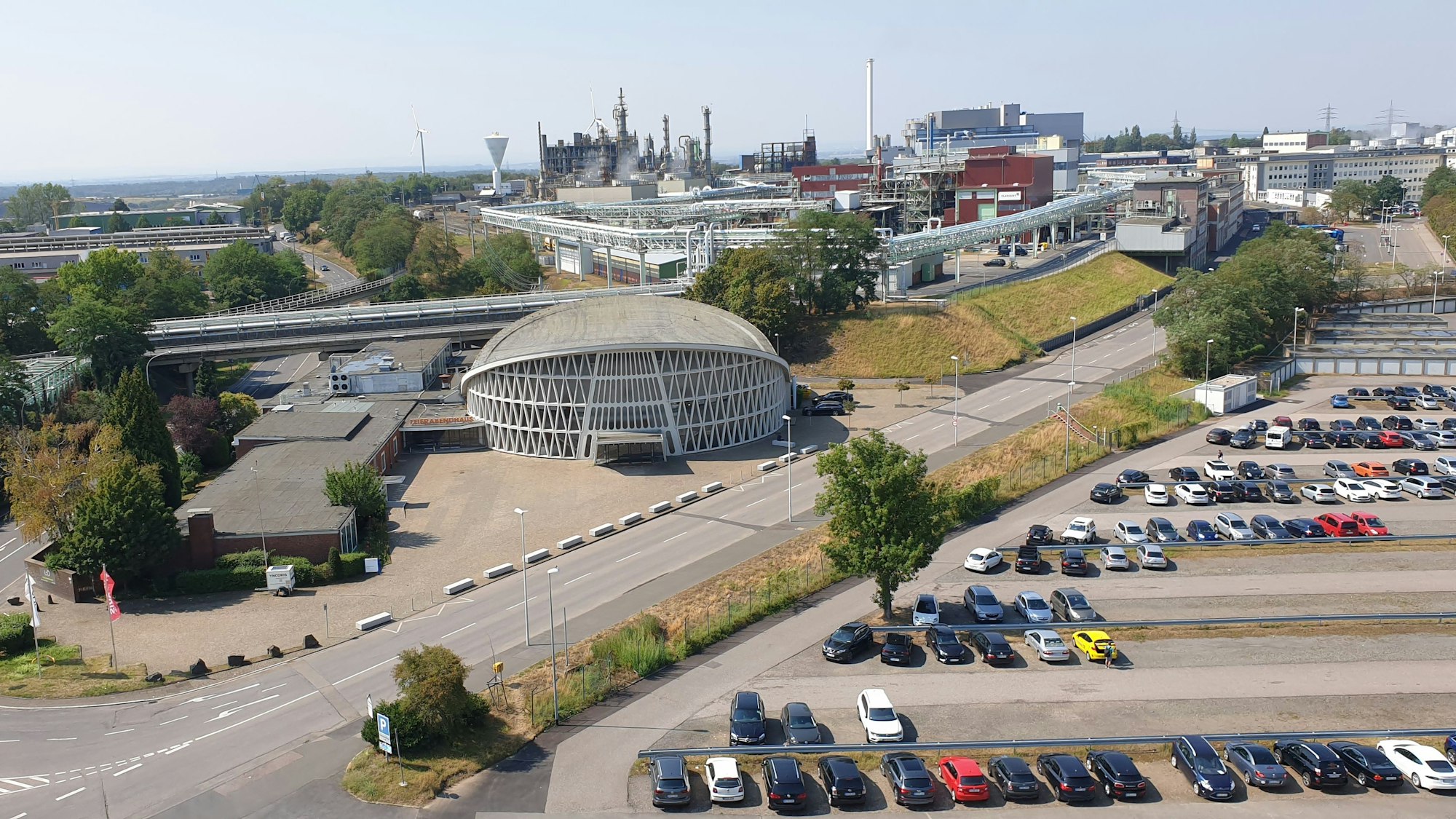 Das Foto zeigt das Feierabendhaus und den Chemiepark aus der Vogelperspektive.