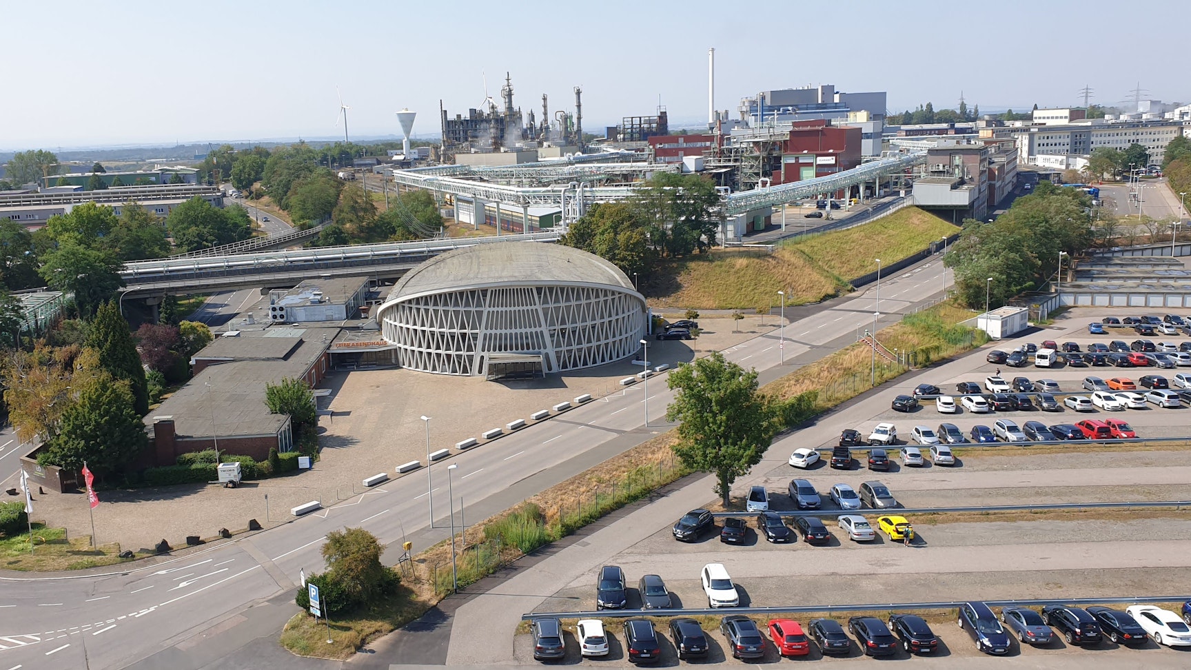 Das Foto zeigt das Feierabendhaus und den Chemiepark aus der Vogelperspektive.