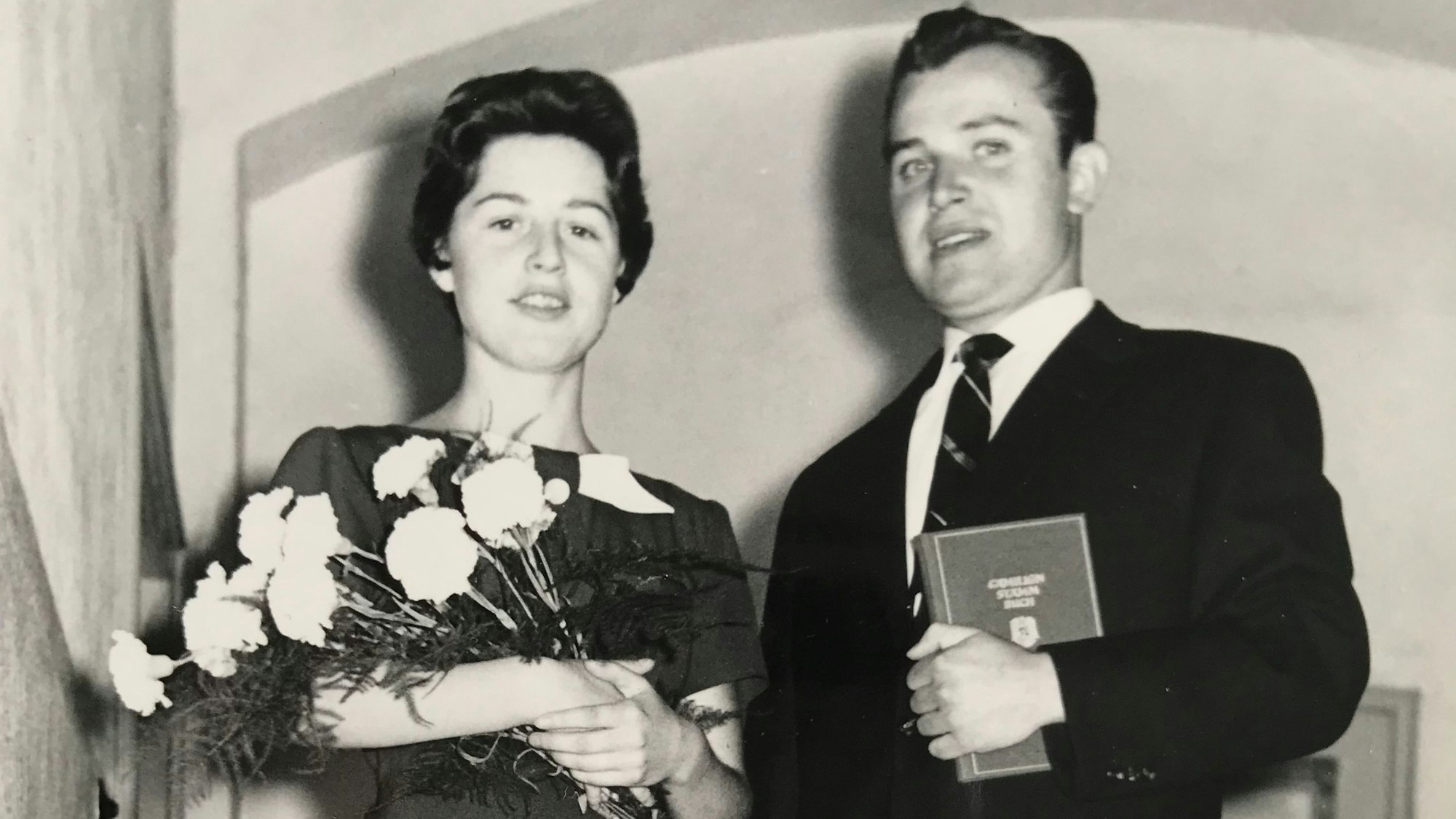 Das Schwarz-weiß-Bild zeigt ein Paar bei der standesamtlichen Trauung.