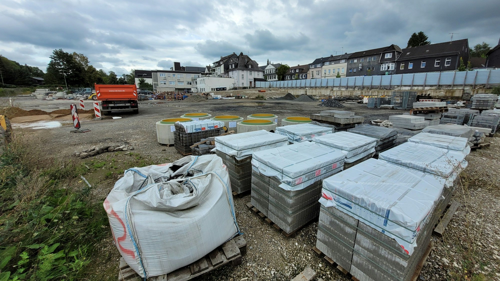Das frühere Merkur-Gelände mitten in Waldbröl am 15. August: Zurzeit dient die etwa 12.000 Quadratmeter große Brache als Lagerplatz für Baumaterial.