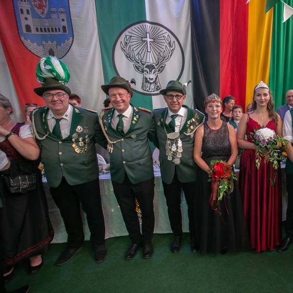 Krönung der neuen Majestäten in Kreuzberg (v.l.): Jakob Scheibling, Brudermeister Markus Kaula, das Königspaar Thorsten und Nicole Ackerschott, Prinzessin Anna Hufenstuhl, Prinz Tobias Rademacher, Schülerprinz Max Hufenstuhl und Kinderprinz Otto Kutscher.