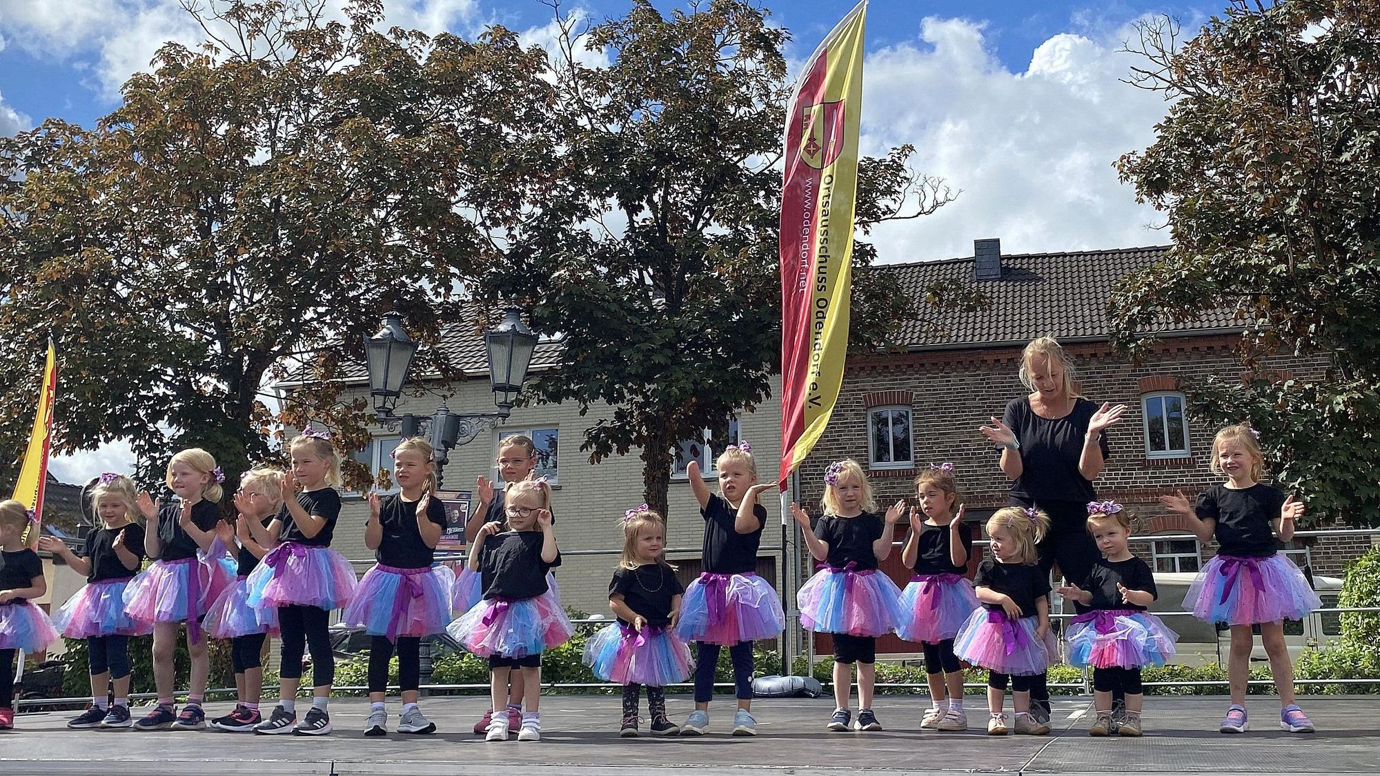 Die "Mini Lions" vom TuS Odendorf, eine Kindertanzgruppe, begeistern auf der Bühne beim Dorffest.