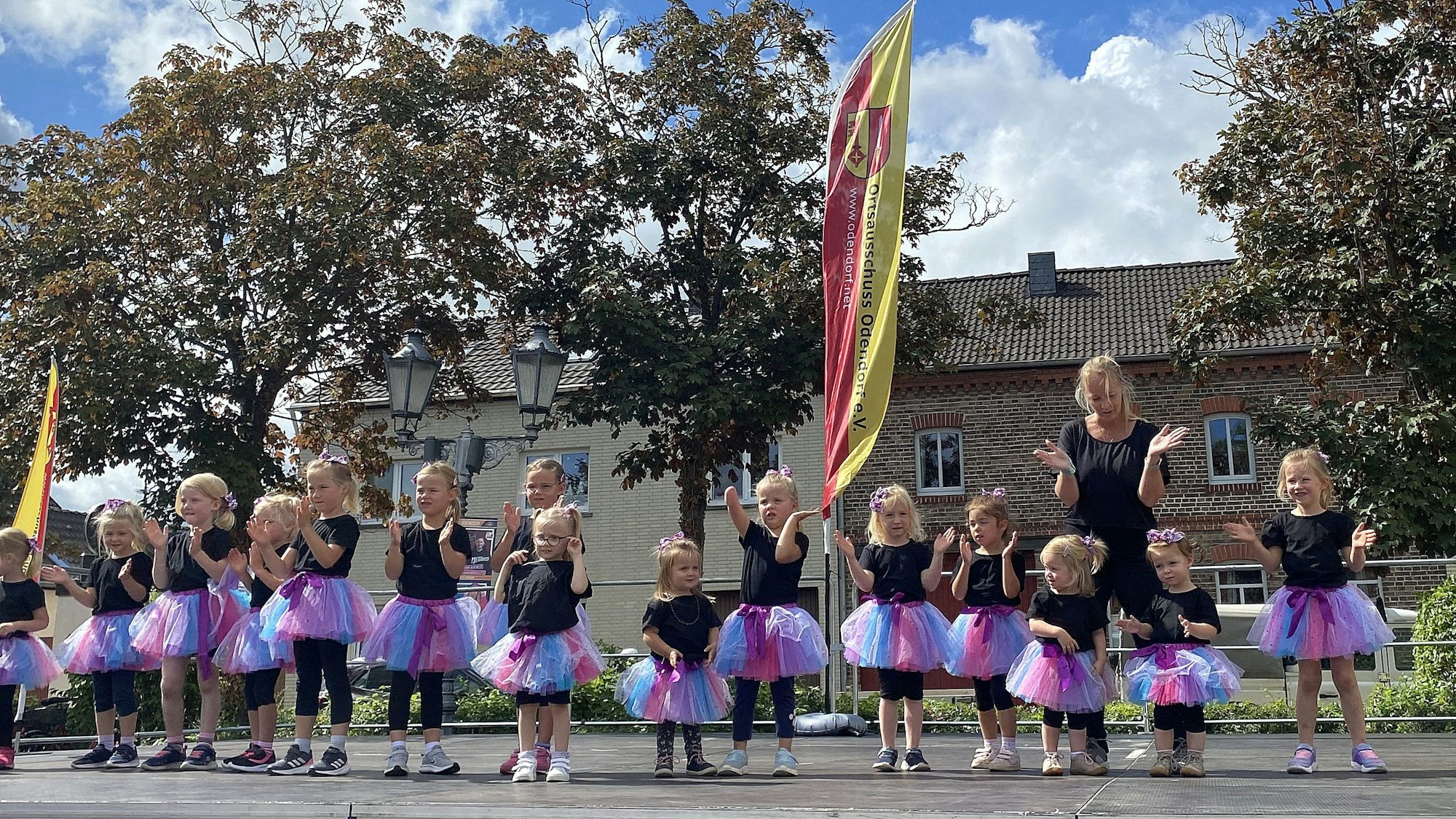 Die "Mini Lions" vom TuS Odendorf, eine Kindertanzgruppe, begeistern auf der Bühne beim Dorffest.