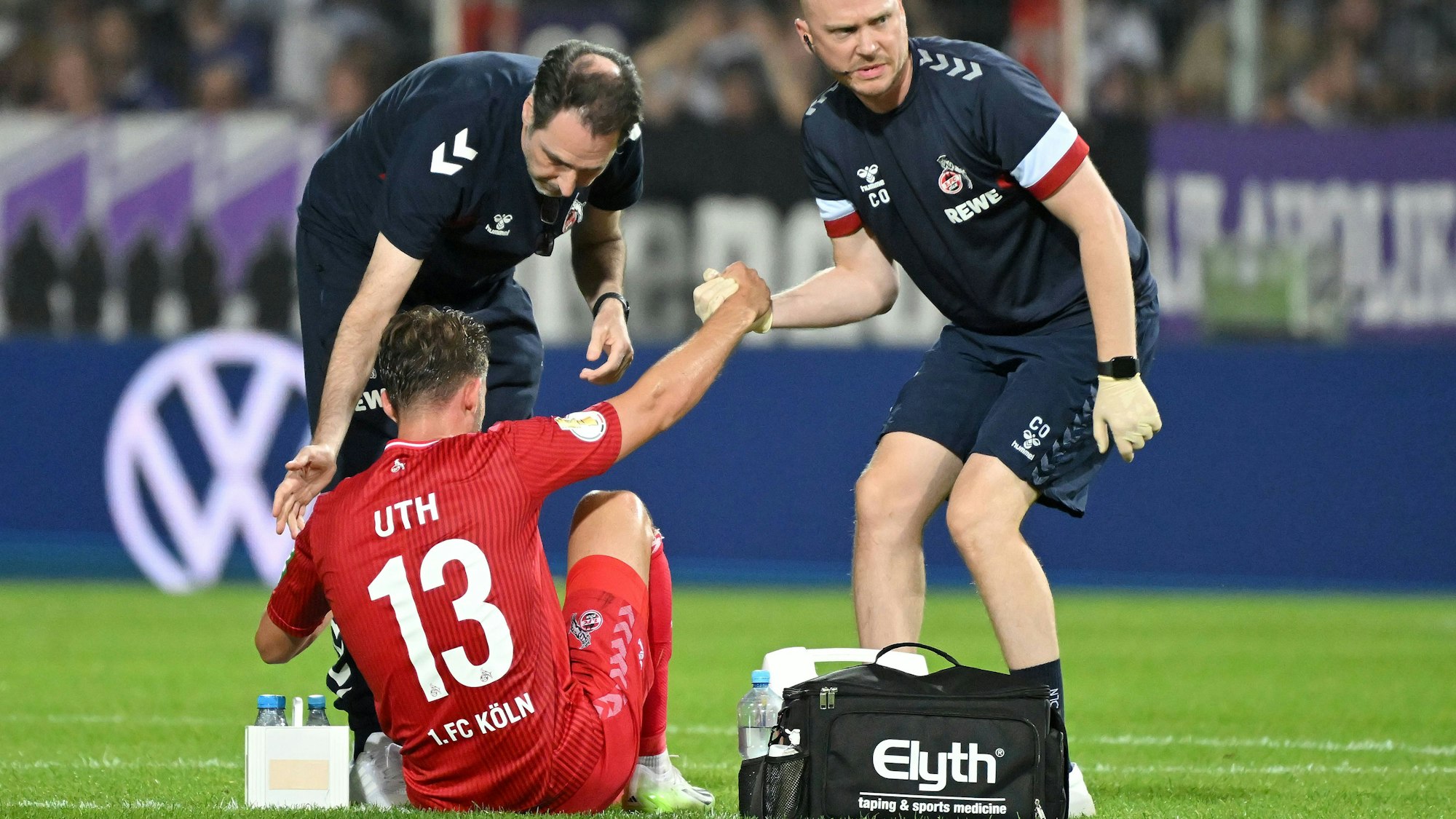 Osnabrueck, Bremer Bruecke, 14.08.23, GER, Herren, DFB-Pokal-1.Runde, Saison 2023-2024, VfL Osnabrueck - 1.FC Koeln Bild: Mark UTH Koeln verlaesst verletzt das Spielfeld