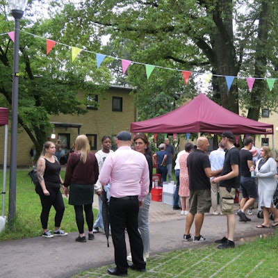 Zelte stehen auf dem Gelände, auf dem gefeiert wird.