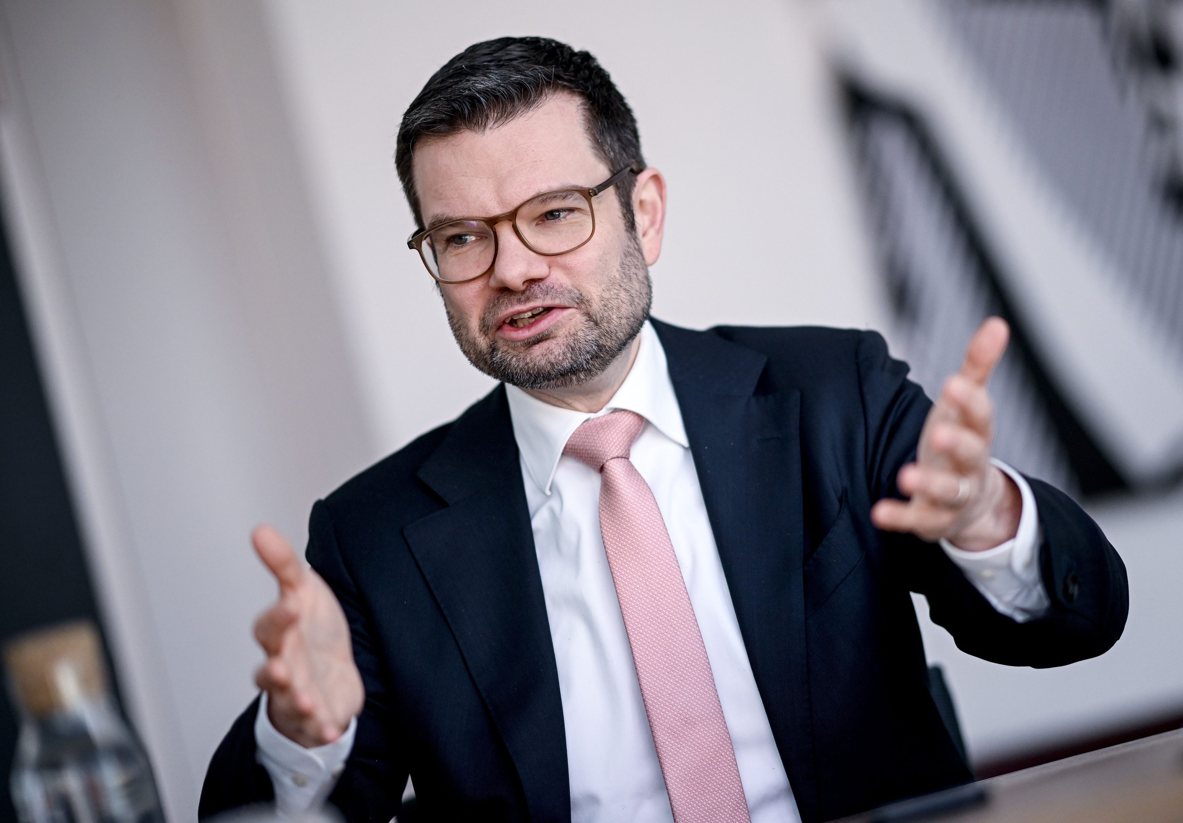 Marco Buschmann (FDP), Bundesminister der Justiz, spricht während eines Interviews mit der Deutschen Presse-Agentur dpa.