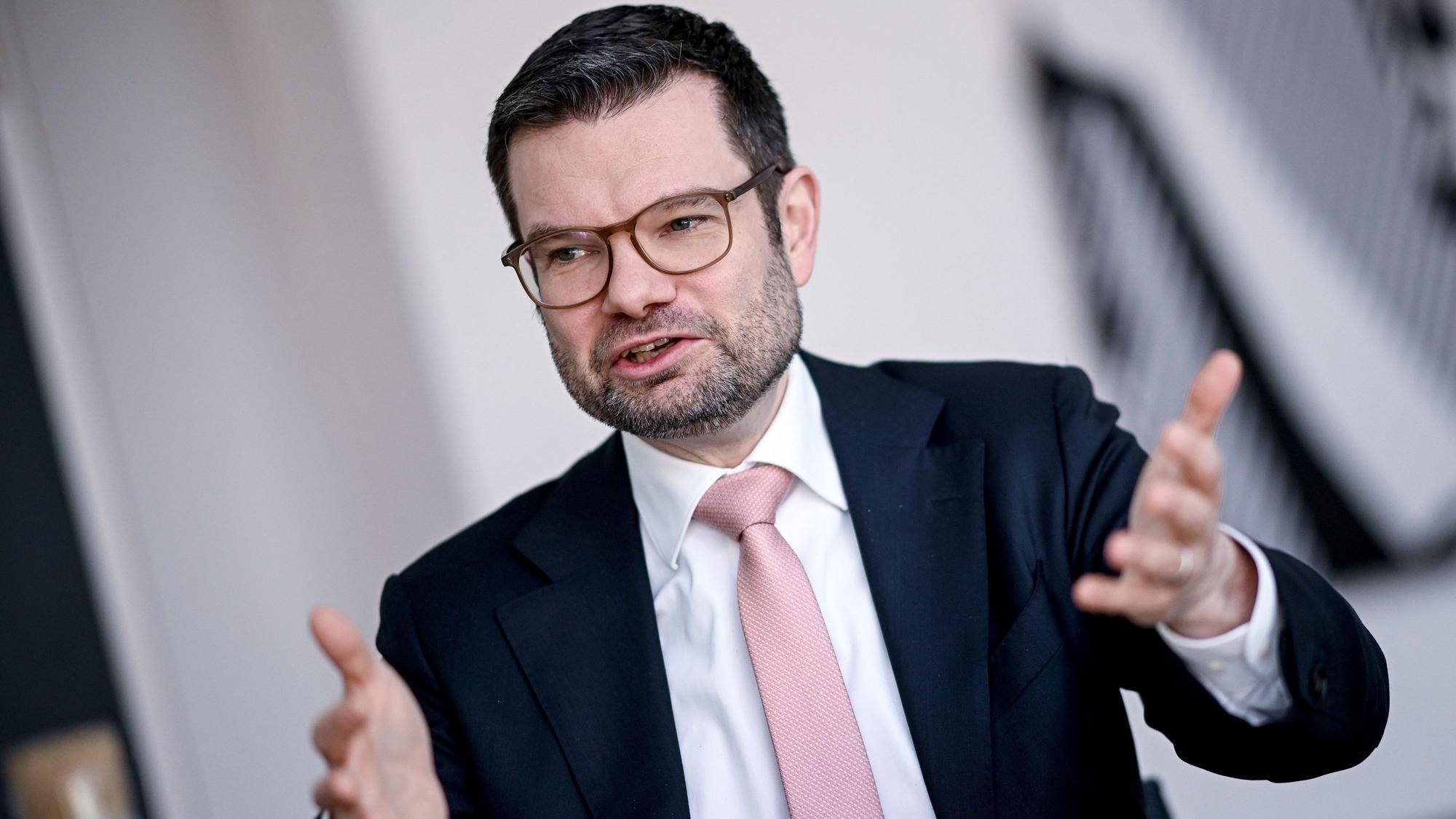 Marco Buschmann (FDP), Bundesminister der Justiz, spricht während eines Interviews mit der Deutschen Presse-Agentur dpa.