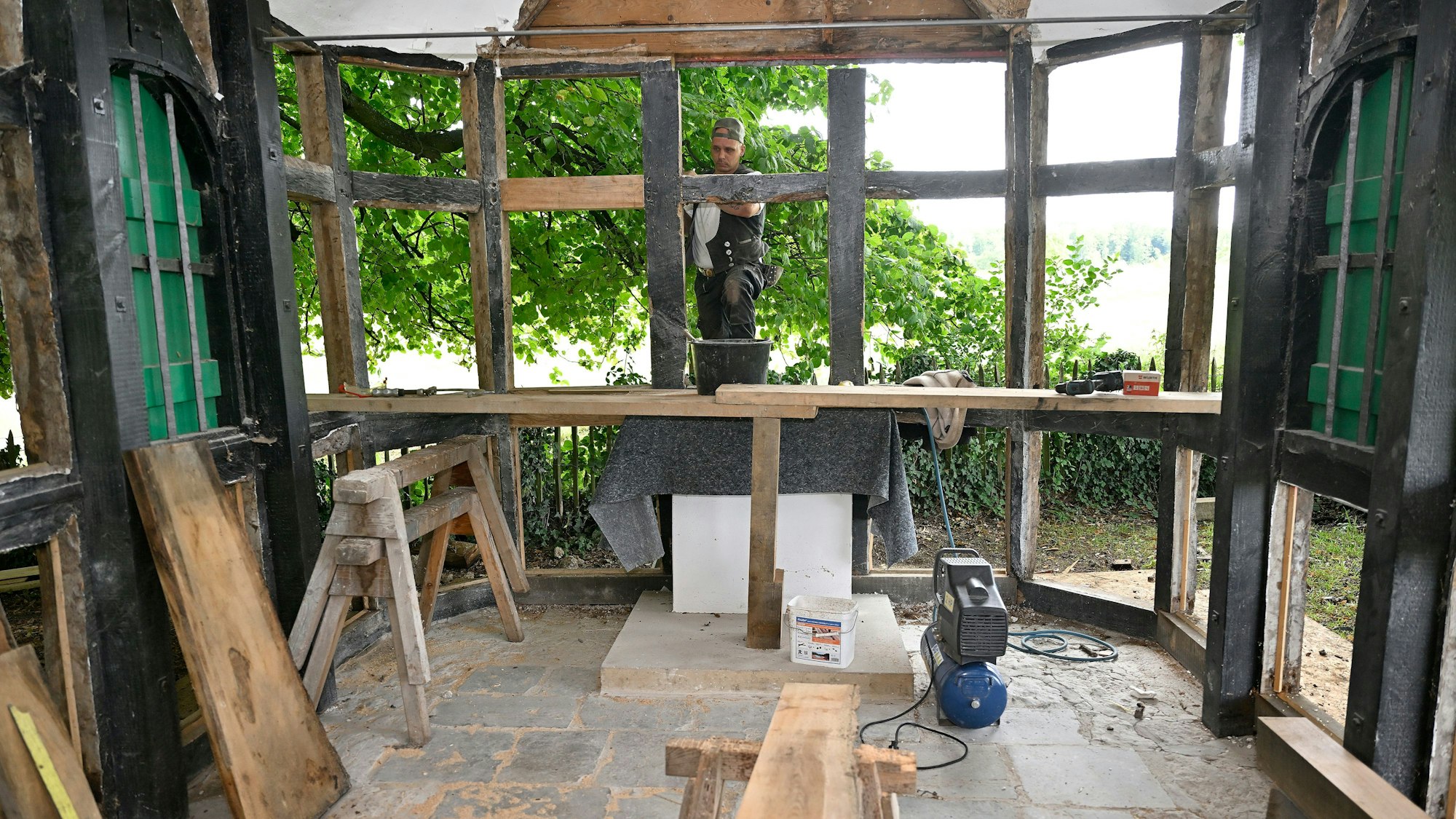 Das Foto zeigt Handwerker bei der Sanierung der Rochus-Kapelle.