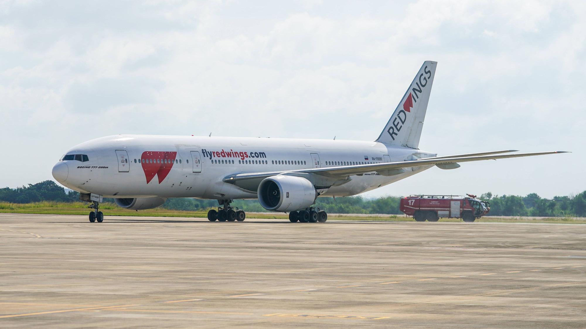 Eine Boeing 777 der russischen Airline „Red Wings“ steht auf dem Rollfeld. Nach westlichen Sanktionen zeigen sich immer mehr technische Mängel an russischen Flugzeugen westlicher Bauart, da Russland keinen Zugang mehr zu Ersatzteilen hat. (Archivbild)