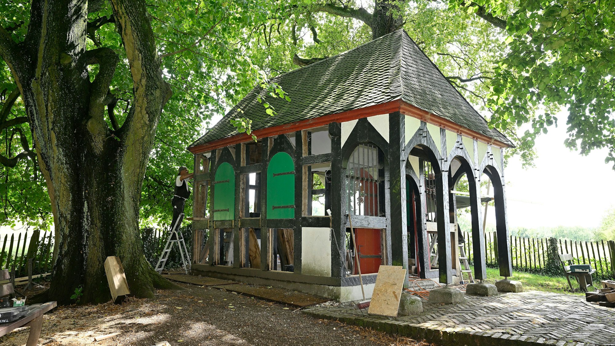 Das Foto zeigt die Rochus-Kapelle bei Sand in Bergisch Gladbach.